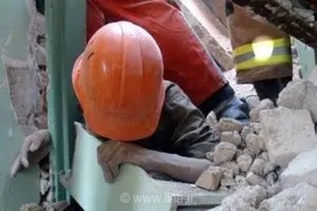 مصدومیت سه کارگر در ریزش دیوار یک ساختمان در حال تخریب در کرج