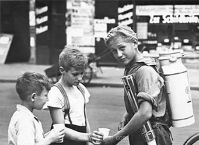 سفر به برلین 1931: تصویری نوستالژیک از فروشنده سیار لیموناد در خیابان‌های پایتخت آلمان