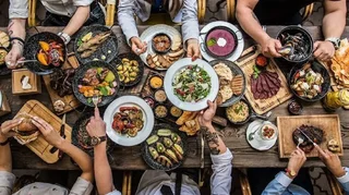 ۲۰ غذای محبوب جهان؛ از کباب ایرانی تا سوشی ژاپنی