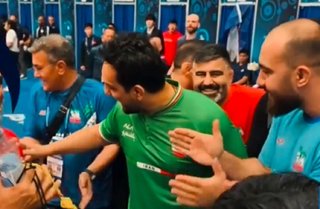شعار آزادکاران در مسابقات جهانی: دشمن بره بمیره، وطنپرست علیرضا دبیره