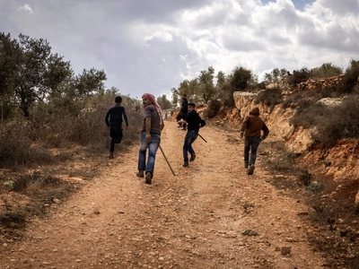 شهادت یک فلسطینی و زخمی شدن چندین نفر در حمله شهرک‌نشینان صهیونیست در کرانه باختری