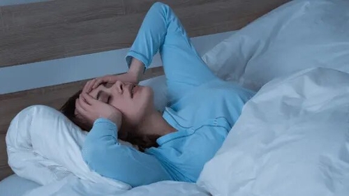 تاثیر استفاده طولانی‌مدت از صفحه نمایش بر سلامت چشم و خواب