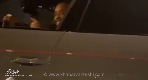 لحظه غافلگیرکننده شکار ستاره پاری‌سن‌ژرمن پشت فرمان خودروی لوکس توسط یک هوادار کنجکاو در خیابان