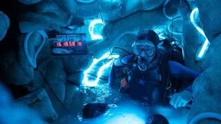 آستین ابrams در درام 'Whalefall' توسط برق‌های سرطان‌مانندی گرفتار شد