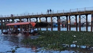 جمع‌آوری پل فرسوده نهنگ‌روگا در بندرانزلی پس از حادثه مرگبار برخورد قایق