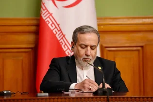 یادداشت عراقچی در روزنامه ودوموستی: توسعه روابط انرژی تهران و مسکو امنیت منطقه را تقویت می‌کند