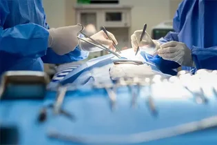 افزایش تعرفه‌های غیرقانونی جراحی و تشخیصی؛ نظارت بر منافع مالی پزشکان ضروری است