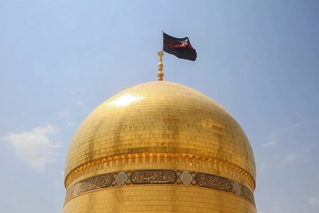 تعویض پرچم گنبد حرم حضرت معصومه (س) در آستانه شهادت کریمه اهل‌بیت