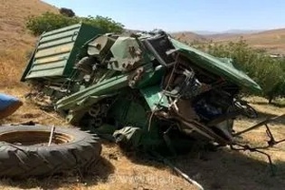 واژگونی مرگبار کمباین در محور زنجان به ماهنشان؛ عملیات رهاسازی پیکر جان‌باخته توسط امدادگران هلال‌احمر