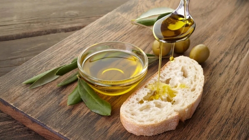 راه‌کار طبیعی برای کنترل قند خون: مصرف روغن زیتون قبل از کربوهیدرات
