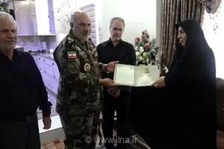 تأکید جانشین نیروی زمینی ارتش بر تداوم مقتدرانه راه شهدا در دیدار با خانواده شهید سالمی در کرمانشاه