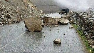مسدودی جاده هراز در محدوده آب‌اسک به دلیل ریزش سنگ