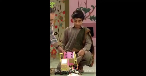 نوجوان سیستان و بلوچستانی با ماکت پدافند مقوایی در تلویزیون