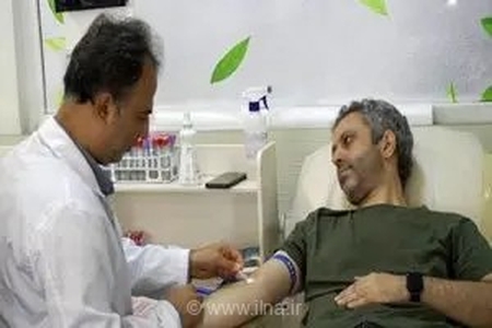 نقش‌آفرینی هنرمندان در عرصه ایثار؛ اعضای خانه تئاتر برای حمایت از هموطنان جنوب کشور خون اهدا کردند