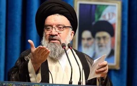 آیت‌الله خاتمی در نماز جمعه تهران: تنها راه مقابله با دشمن، دفاع شرافتمندانه است نه تسلیم ذلت‌بار