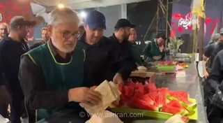 صراف، وزیر علوم در حال پذیرایی از زائرین تشییع رهبر شهید در موکب‌ دانشگاهیان