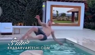 چالش زلاتان ایبراهموویچ: ایستادن روی آب و قیچی برگردان با توپ تنیس