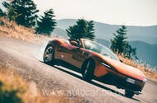 تجربه‌ای هیجان‌انگیز با فراری آمالفی اسپایدر؛ بررسی فنی جدیدترین خودروی کانورتیبل ۲۲۷ هزار پوندی مارانلو در جاده‌های کوهستانی یونان