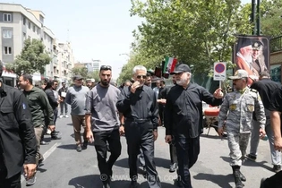 دریادار سیاری: حضور گسترده در خیابان‌های اطراف مصلی برای خیلی‌ها تعجب آور است/ هنوز به نظرم می‌آید از شهرستان‌ها به جمعیت تهران اضافه نشده