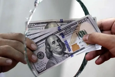 ادامه فروش ۱۰ هزار دلار ارز با کارت ملی/ تکذیب توقف طرح