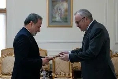 آغاز رسمی ماموریت دیپلماتیک آیدن کرونین؛ سفیر جدید ایرلند رونوشت استوارنامه خود را به وزیر امور خارجه ایران تقدیم کرد