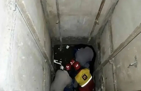 نجات کارگر پس از سقوط از طبقه چهارم در قم