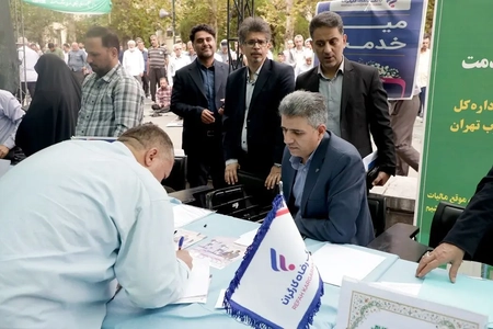 برپایی میز خدمت بانک رفاه در نماز جمعه تهران برای پاسخگویی به مردم