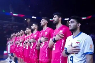 دستبند مشکی بازیکنان تیم ملی والیبال در بازی مقابل آمریکا به مناسبت عاشورای حسینی