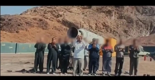 اقامه نماز جماعت شهید طهرانی‌مقدم در محل آزمایش موتور قائم