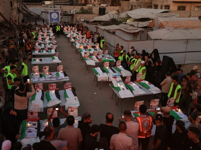 آیین تدفین 75 فلسطینی پس از بیرون آوردن بقایا از زیر آوار غزه برگزار شد