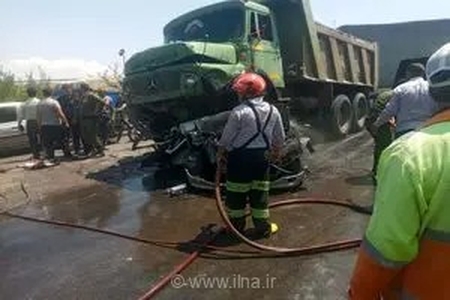 تصادف دلخراش پراید و تریلر در آزادراه کاشان - قم؛ ۲ نفر جان باختند