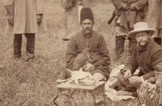 تصویری از مهمانان اروپایی در شکار با قوش در تهران قاجاری