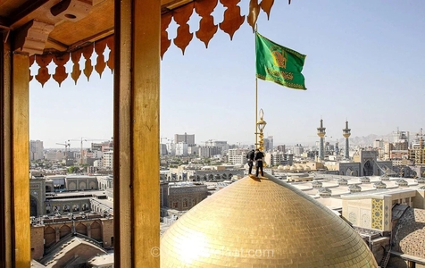 تعویض پرچم گنبد امام رضا(ع) پس از ۶۳ روز عزاداری محرم و صفر