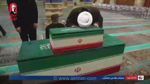 بوسه پدر زهرای ۱۴ ماهه بر تابوت دختر شهیدش در مسجد جمکران
