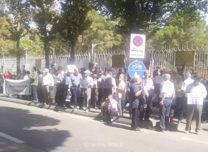 راهپیمایی بازنشستگان فولاد اصفهان مقابل استانداری در اعتراض به مشکلات بیمه