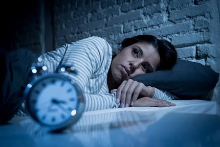 ارتباط کم‌خوابی با سردرد: دلایل و مکانیسم‌های ایجاد