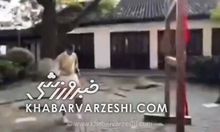 ویدیو؛ هنرنمایی پدری، ستاره بارسلونا با لباس سنتی چینی در سفر به شرق آسیا که خبرساز شد