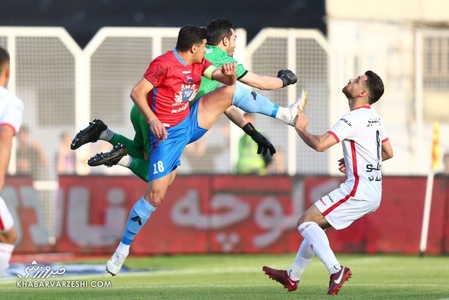 تقابل خشن نساجی و پرسپولیس؛ کارت قرمز از نان شب واجب‌تر است!