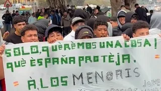 اعتراض کودکان مهاجر پس از تخلیه اردوگاه ساحلی در سبته