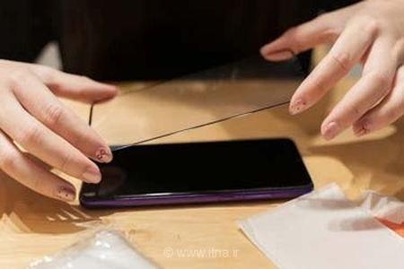 با این روش ساده محافظ صفحه نمایش گوشی را کاملاً دقیق نصب کنید