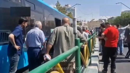 حادثه در خط ۷ اتوبوس‌های تندرو تهران؛ برخورد اتوبوس شرکت واحد با عابر پیاده و انتقال مصدوم به بیمارستان
