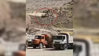 واژگونی کمپرسی در جاده کازرون بر اثر ترمز بریده