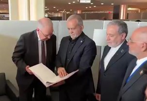 هدیه کتاب به رئیس‌جمهور سوئیس توسط پزشکیان در مجمع ملل