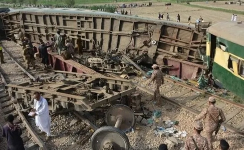 خروج قطار مسافربری از ریل در پاکستان؛ جان باختن ۵ نفر و زخمی شدن ده‌ها