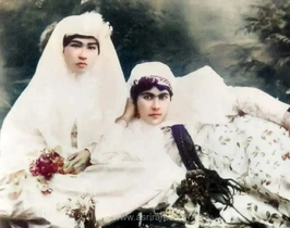 «عروس چهارده ساله» با دستۀ گل در آتلیه؛ 120 سال قبل (عکس)