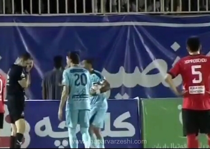 اعتراض به قضاوت داور در دیدار تراکتور و چادرملو؛ بطری به سمت حیدری پرتاب شد