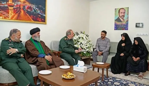 دیدار سرپرست وزارت دفاع با خانواده شهید علی فولادوند