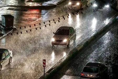 بارش باران و رعدوبرق در قلعه‌گنج کرمان