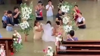 عروس با وجود سیلاب کمر‌بلند، راهروی کلیسا را طی کرد