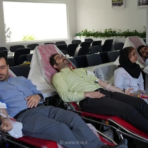 اهدای خون توسط مدیران و کارکنان بیمه دی برای کمک به نیازمندان
